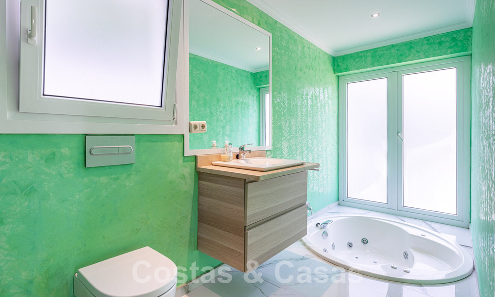 Villa espagnole à vendre avec grand jardin proche des commodités à l'est de Marbella 58922