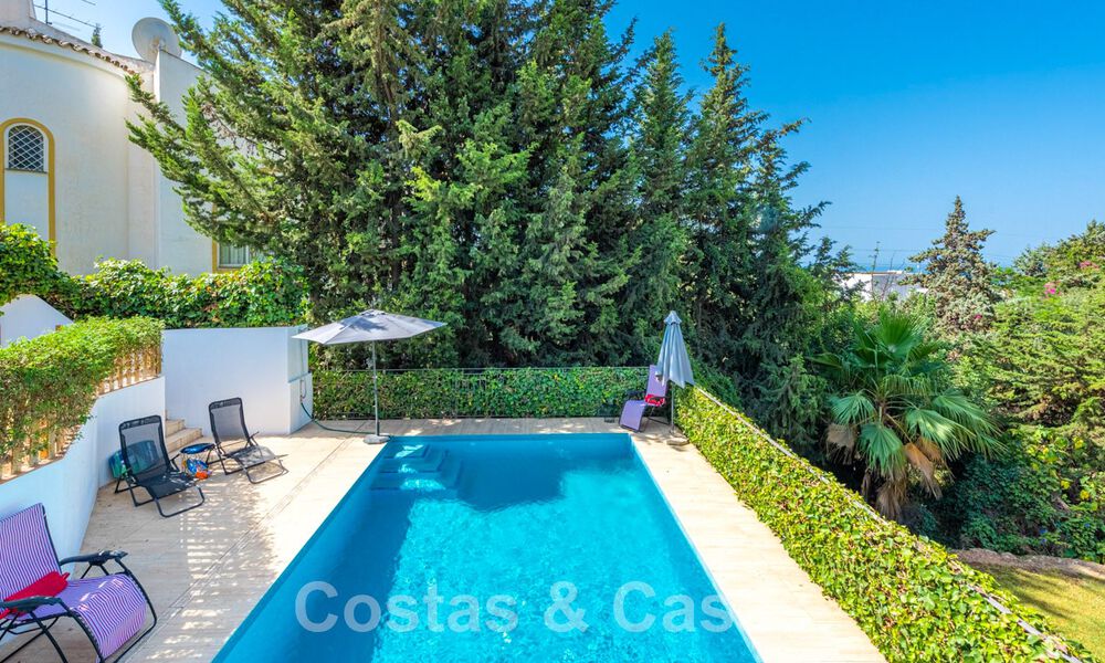 Villa espagnole à vendre avec grand jardin proche des commodités à l'est de Marbella 58924