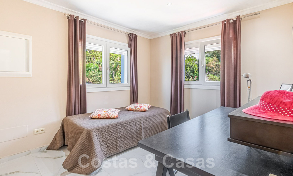 Villa espagnole à vendre avec grand jardin proche des commodités à l'est de Marbella 58936