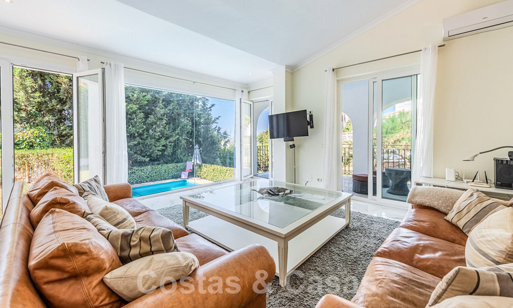 Villa espagnole à vendre avec grand jardin proche des commodités à l'est de Marbella 58937