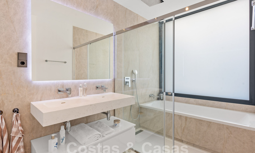 Villa moderniste à vendre à deux pas de la plage près de Puerto Banus à Marbella 58939