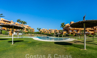 Spacieux penthouse à vendre dans un complexe de plage fermé avec vue magnifique sur la mer à La Duquesa, Costa del Sol 59300 