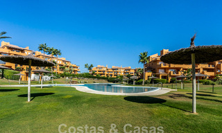 Spacieux penthouse à vendre dans un complexe de plage fermé avec vue magnifique sur la mer à La Duquesa, Costa del Sol 59300 