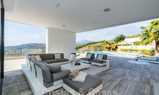 Villa de luxe moderne à vendre avec vue sur la mer dans une communauté fermée entourée de nature à Marbella - Benahavis 59219 