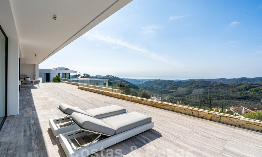 Villa de luxe moderne à vendre avec vue sur la mer dans une communauté fermée entourée de nature à Marbella - Benahavis 59221
