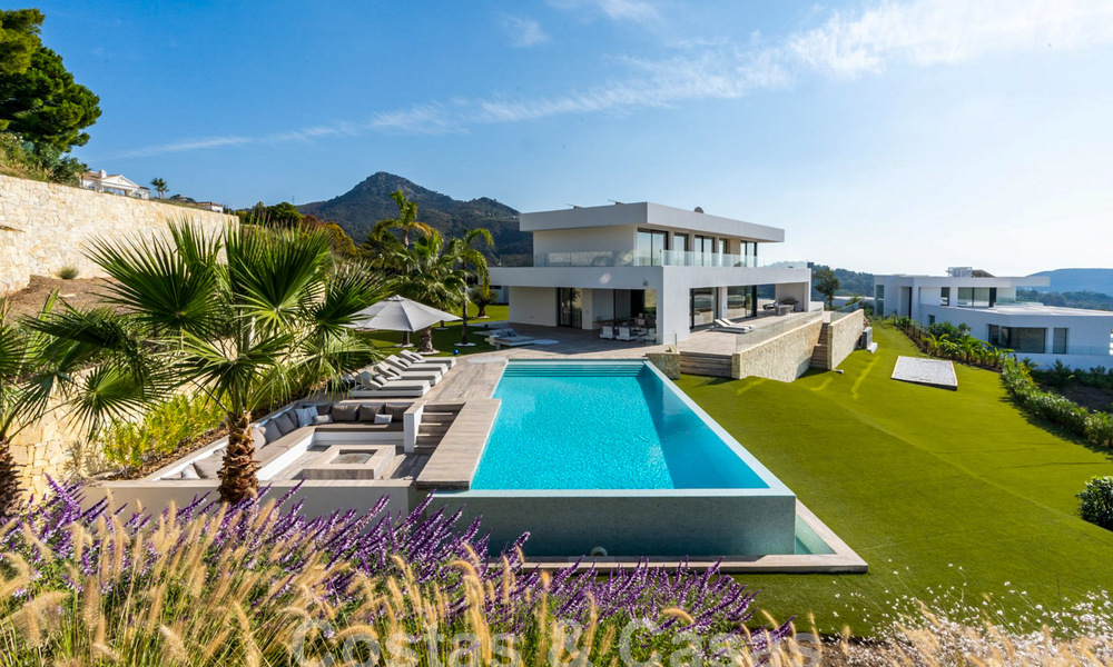Villa de luxe moderne à vendre avec vue sur la mer dans une communauté fermée entourée de nature à Marbella - Benahavis 59228
