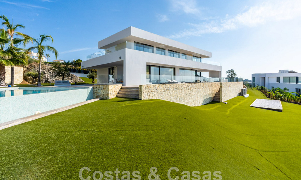 Villa de luxe moderne à vendre avec vue sur la mer dans une communauté fermée entourée de nature à Marbella - Benahavis 59230