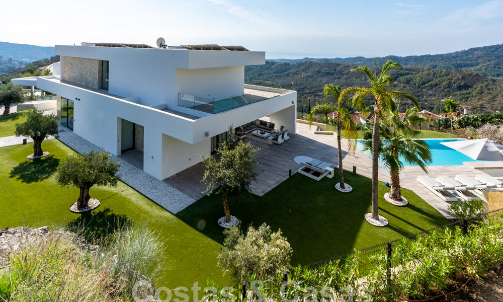 Villa de luxe moderne à vendre avec vue sur la mer dans une communauté fermée entourée de nature à Marbella - Benahavis 59238