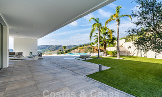 Villa de luxe moderne à vendre avec vue sur la mer dans une communauté fermée entourée de nature à Marbella - Benahavis 59239 