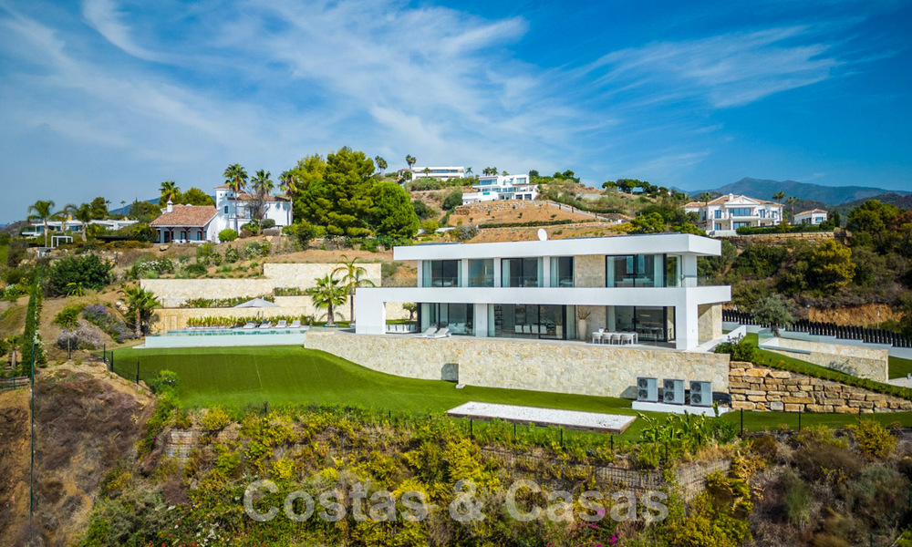 Villa de luxe moderne à vendre avec vue sur la mer dans une communauté fermée entourée de nature à Marbella - Benahavis 59244