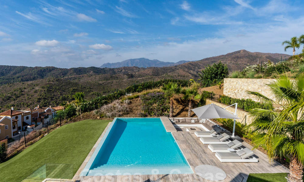 Villa de luxe moderne à vendre avec vue sur la mer dans une communauté fermée entourée de nature à Marbella - Benahavis 59261