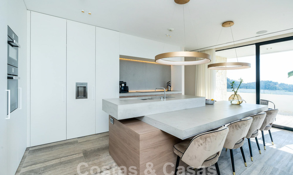 Villa de luxe moderne à vendre avec vue sur la mer dans une communauté fermée entourée de nature à Marbella - Benahavis 59277