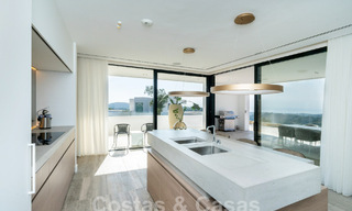 Villa de luxe moderne à vendre avec vue sur la mer dans une communauté fermée entourée de nature à Marbella - Benahavis 59278 