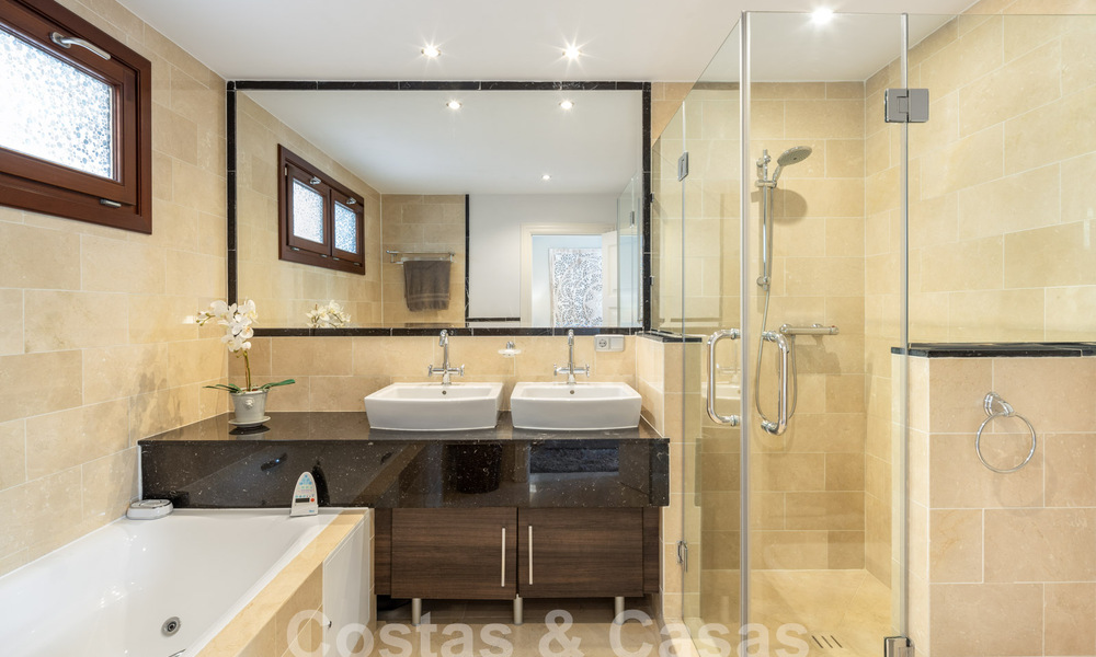 Villa méditerranéenne de luxe à vendre dans une communauté fermée à El Madroñal, Marbella - Benahavis 59520