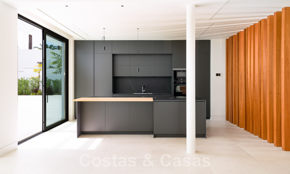 Villa contemporaine neuve à vendre dans une urbanisation golfique privilégiée sur le Nouveau Golden Mile, Marbella - Benahavis 59574