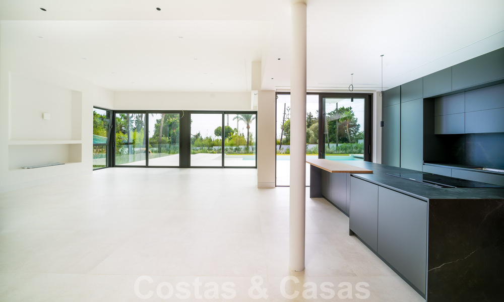 Villa contemporaine neuve à vendre dans une urbanisation golfique privilégiée sur le Nouveau Golden Mile, Marbella - Benahavis 59575