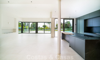 Villa contemporaine neuve à vendre dans une urbanisation golfique privilégiée sur le Nouveau Golden Mile, Marbella - Benahavis 59575 