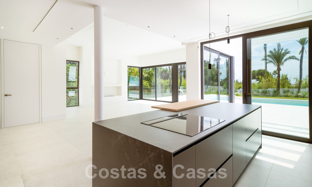Villa contemporaine neuve à vendre dans une urbanisation golfique privilégiée sur le Nouveau Golden Mile, Marbella - Benahavis 59576