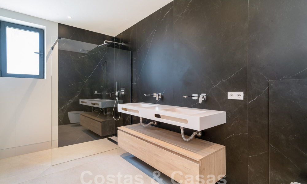 Villa contemporaine neuve à vendre dans une urbanisation golfique privilégiée sur le Nouveau Golden Mile, Marbella - Benahavis 59582