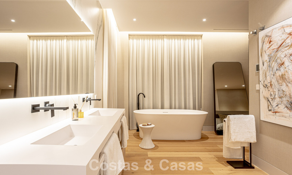 Villa contemporaine neuve à vendre dans une urbanisation golfique privilégiée sur le Nouveau Golden Mile, Marbella - Benahavis 782466