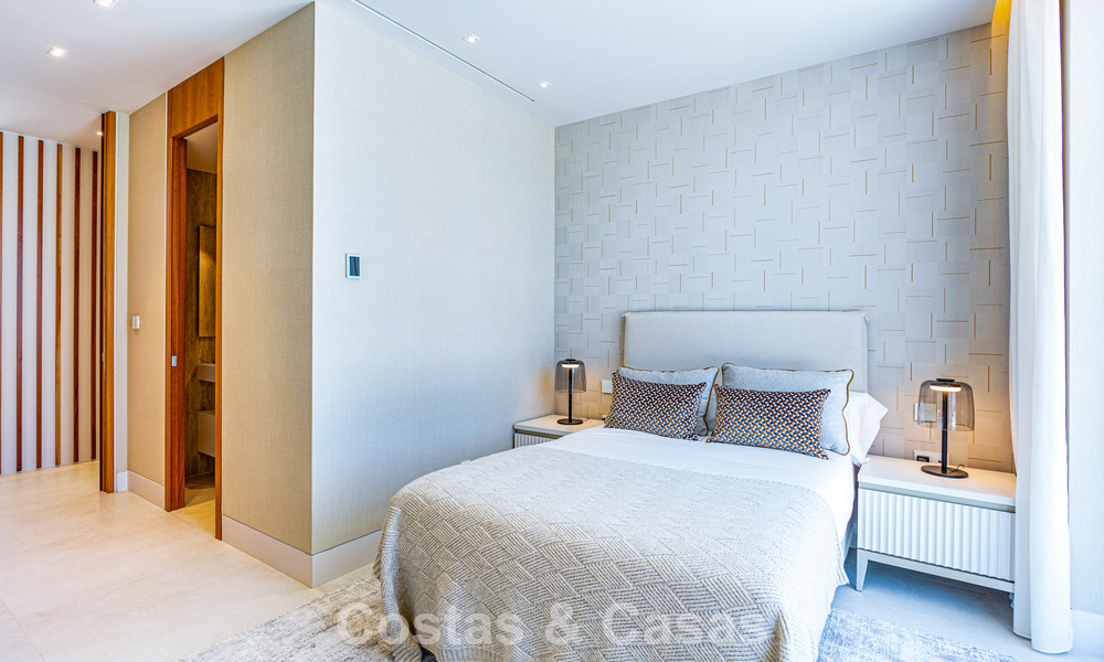 Villa contemporaine neuve à vendre dans une urbanisation golfique privilégiée sur le Nouveau Golden Mile, Marbella - Benahavis 782468