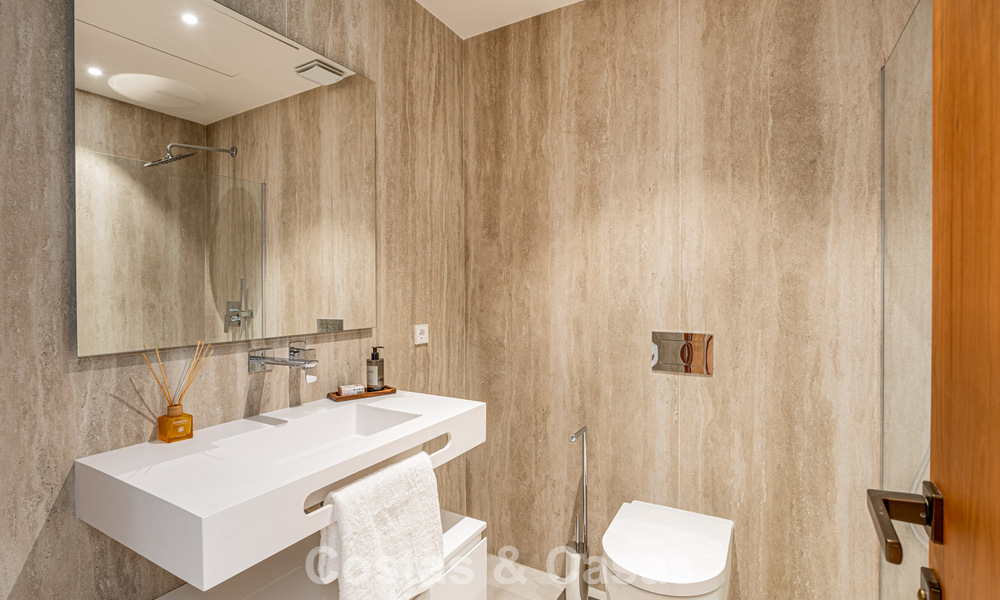 Villa contemporaine neuve à vendre dans une urbanisation golfique privilégiée sur le Nouveau Golden Mile, Marbella - Benahavis 782469