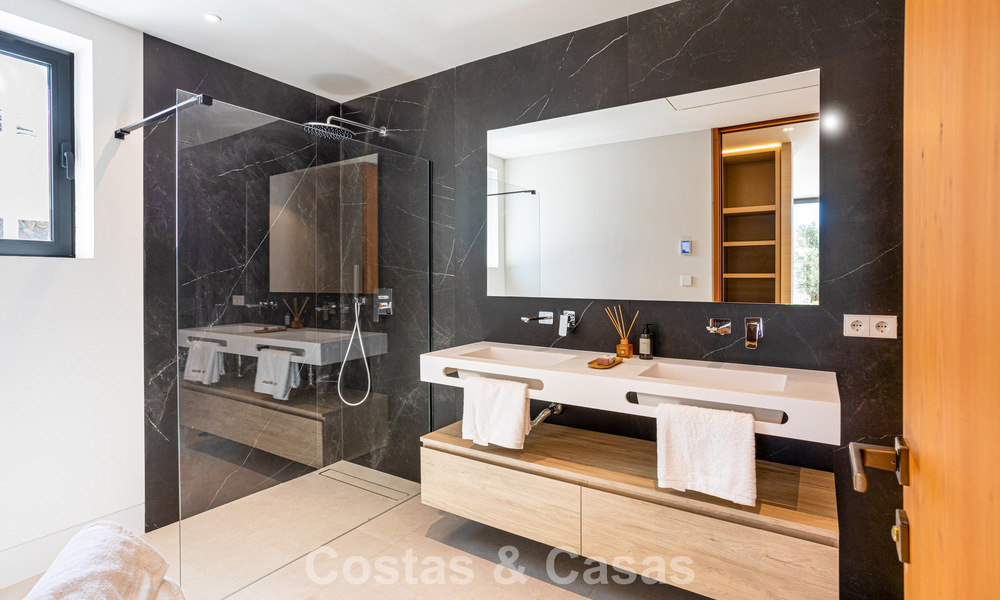 Villa contemporaine neuve à vendre dans une urbanisation golfique privilégiée sur le Nouveau Golden Mile, Marbella - Benahavis 782472