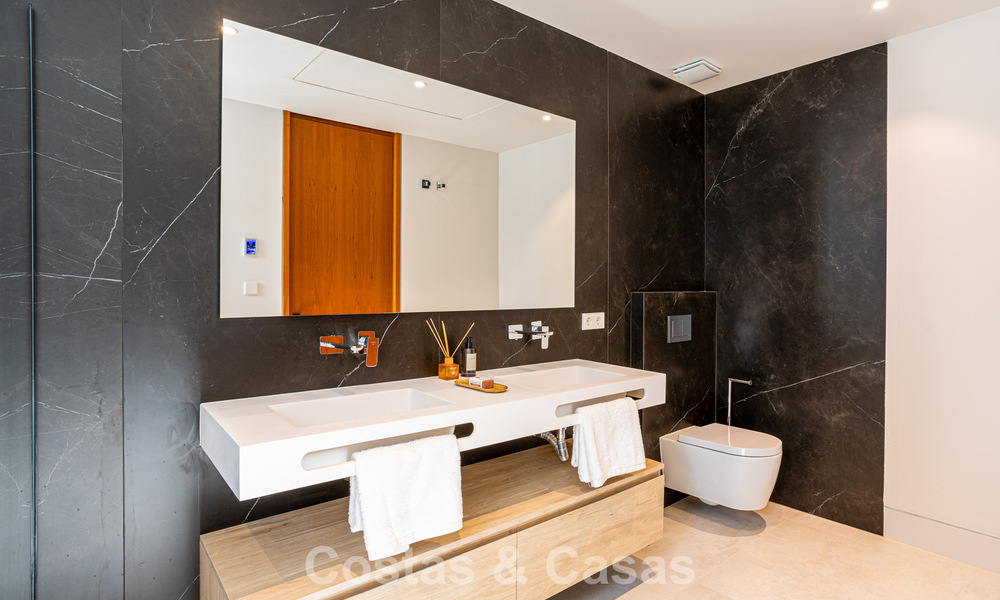 Villa contemporaine neuve à vendre dans une urbanisation golfique privilégiée sur le Nouveau Golden Mile, Marbella - Benahavis 782473