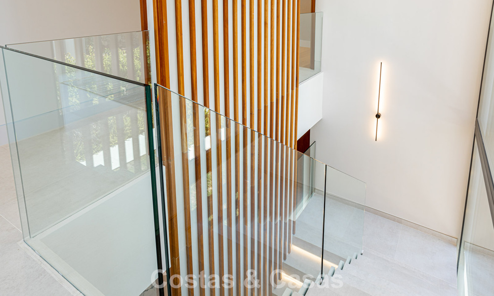 Villa contemporaine neuve à vendre dans une urbanisation golfique privilégiée sur le Nouveau Golden Mile, Marbella - Benahavis 782475