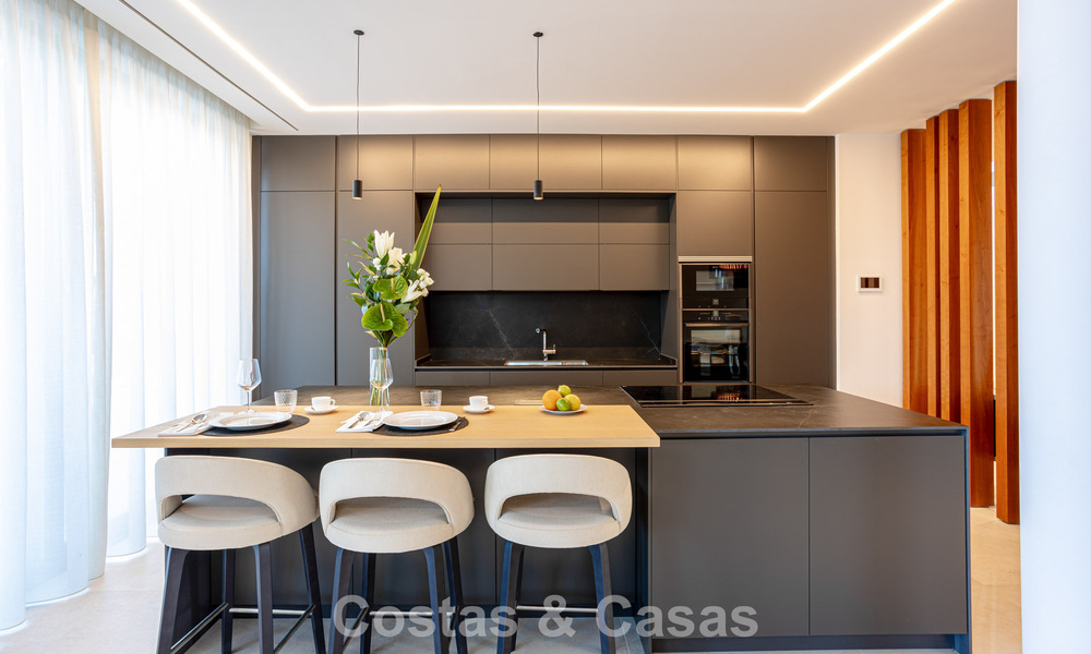 Villa contemporaine neuve à vendre dans une urbanisation golfique privilégiée sur le Nouveau Golden Mile, Marbella - Benahavis 782495