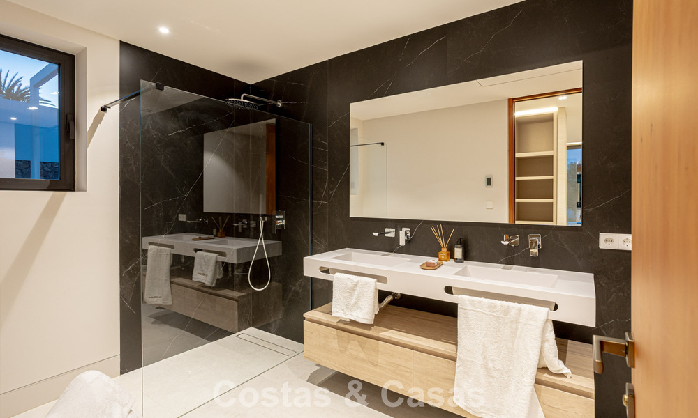 Villa contemporaine neuve à vendre dans une urbanisation golfique privilégiée sur le Nouveau Golden Mile, Marbella - Benahavis 782504