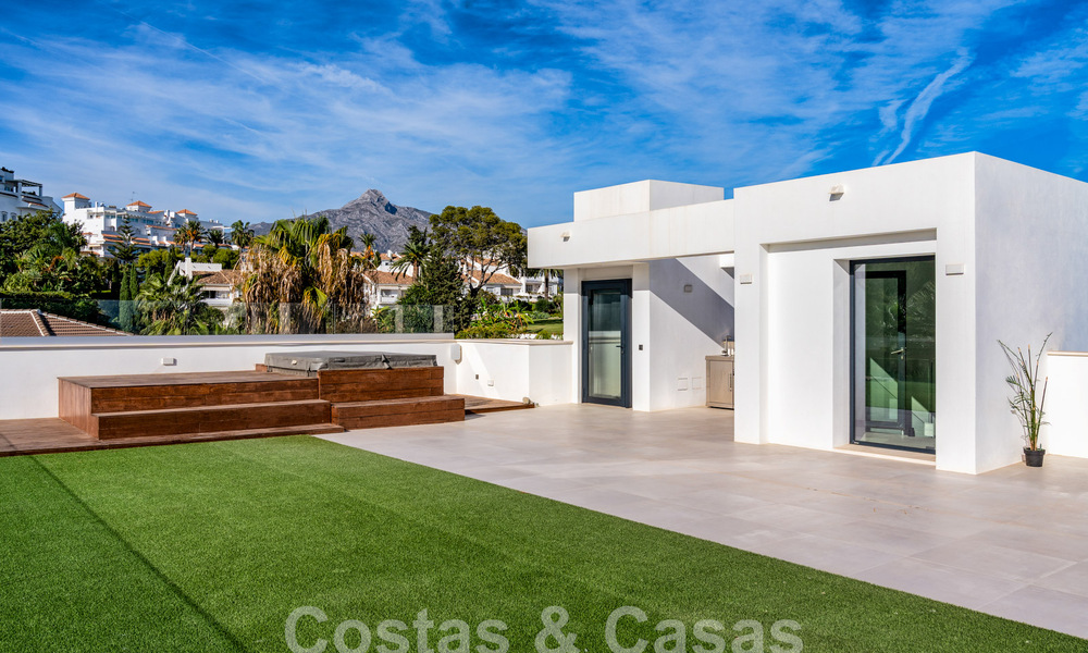 Villa de luxe moderne à vendre dans un style architectural contemporain, à quelques minutes à pied de Puerto Banus, Marbella 59594