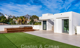 Villa de luxe moderne à vendre dans un style architectural contemporain, à quelques minutes à pied de Puerto Banus, Marbella 59594 