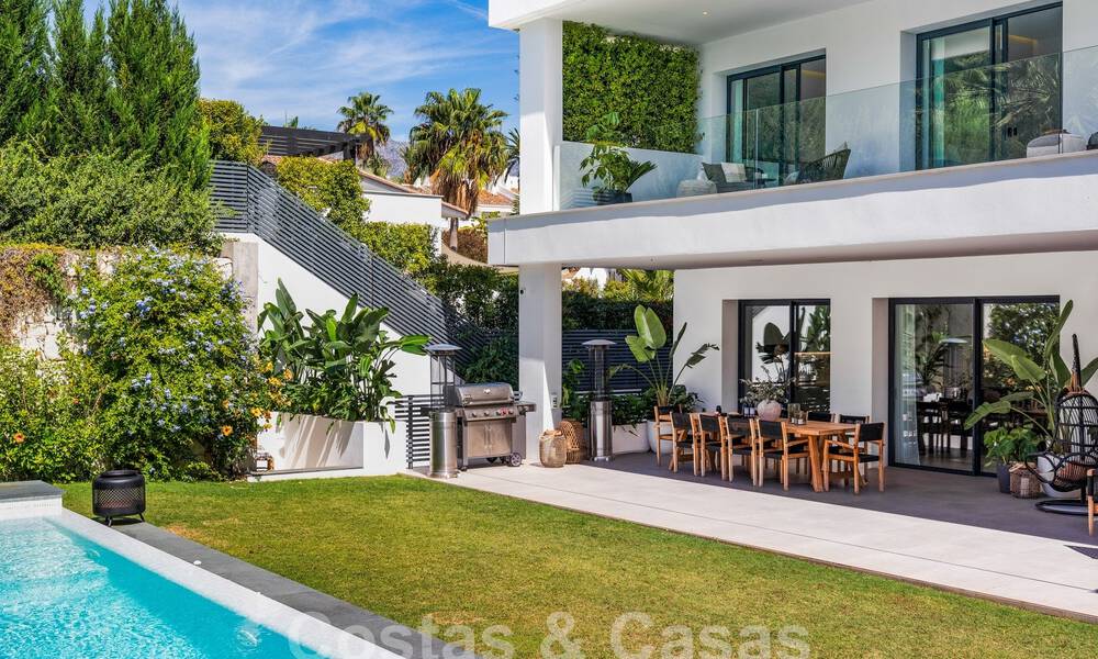 Villa de luxe moderne à vendre dans un style architectural contemporain, à quelques minutes à pied de Puerto Banus, Marbella 59596
