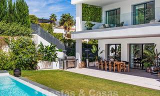Villa de luxe moderne à vendre dans un style architectural contemporain, à quelques minutes à pied de Puerto Banus, Marbella 59596 