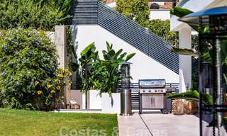 Villa de luxe moderne à vendre dans un style architectural contemporain, à quelques minutes à pied de Puerto Banus, Marbella 59598 