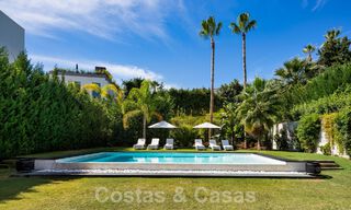 Villa de luxe moderne à vendre dans un style architectural contemporain, à quelques minutes à pied de Puerto Banus, Marbella 59599 