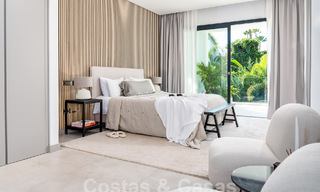 Villa de luxe moderne à vendre dans un style architectural contemporain, à quelques minutes à pied de Puerto Banus, Marbella 59608 