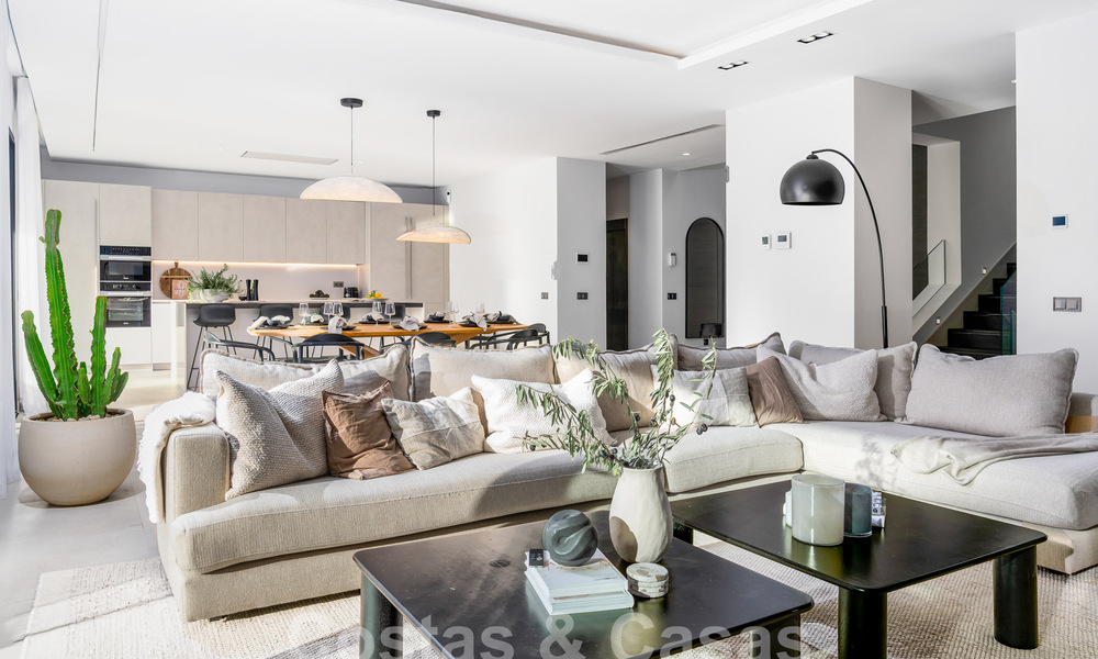 Villa de luxe moderne à vendre dans un style architectural contemporain, à quelques minutes à pied de Puerto Banus, Marbella 59612
