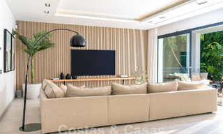 Villa de luxe moderne à vendre dans un style architectural contemporain, à quelques minutes à pied de Puerto Banus, Marbella 59616 