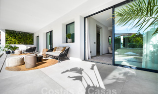 Villa de luxe moderne à vendre dans un style architectural contemporain, à quelques minutes à pied de Puerto Banus, Marbella 59620 
