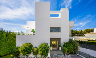 Villa de luxe moderne à vendre dans un style architectural contemporain, à quelques minutes à pied de Puerto Banus, Marbella 59621 