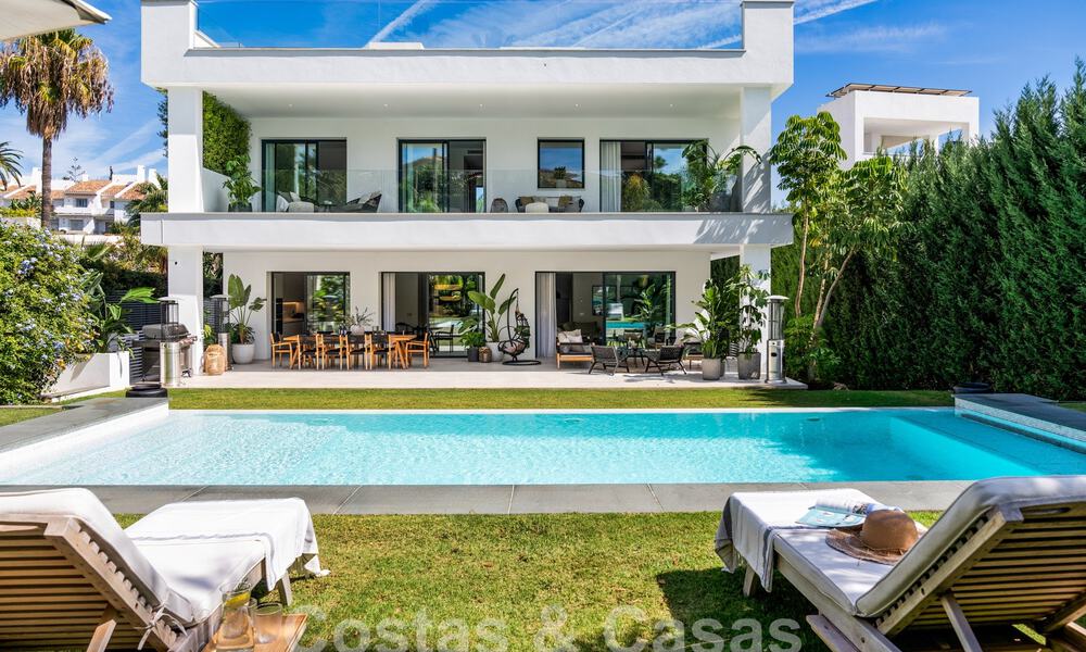 Villa de luxe moderne à vendre dans un style architectural contemporain, à quelques minutes à pied de Puerto Banus, Marbella 59622
