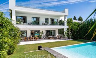 Villa de luxe moderne à vendre dans un style architectural contemporain, à quelques minutes à pied de Puerto Banus, Marbella 59624 