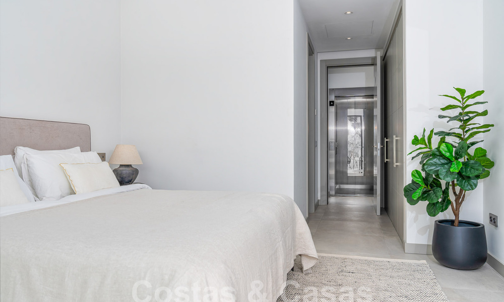 Villa de luxe moderne à vendre dans un style architectural contemporain, à quelques minutes à pied de Puerto Banus, Marbella 59640