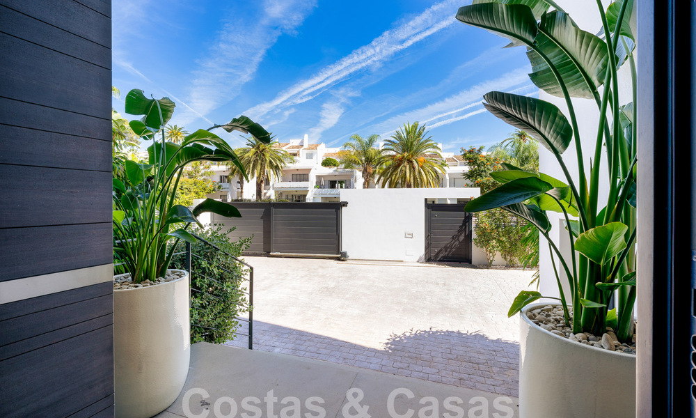 Villa de luxe moderne à vendre dans un style architectural contemporain, à quelques minutes à pied de Puerto Banus, Marbella 59647