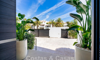 Villa de luxe moderne à vendre dans un style architectural contemporain, à quelques minutes à pied de Puerto Banus, Marbella 59647 