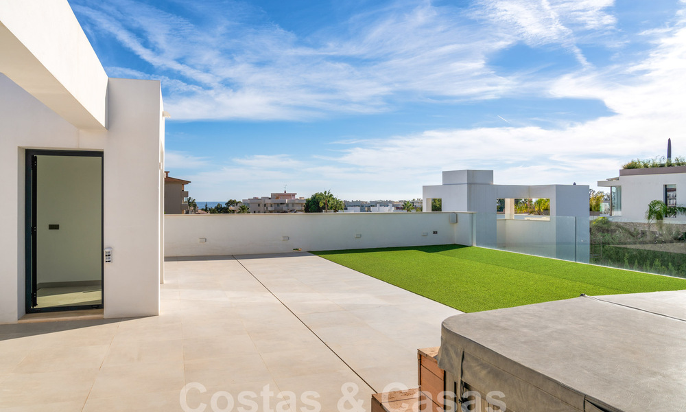 Villa de luxe moderne à vendre dans un style architectural contemporain, à quelques minutes à pied de Puerto Banus, Marbella 59648