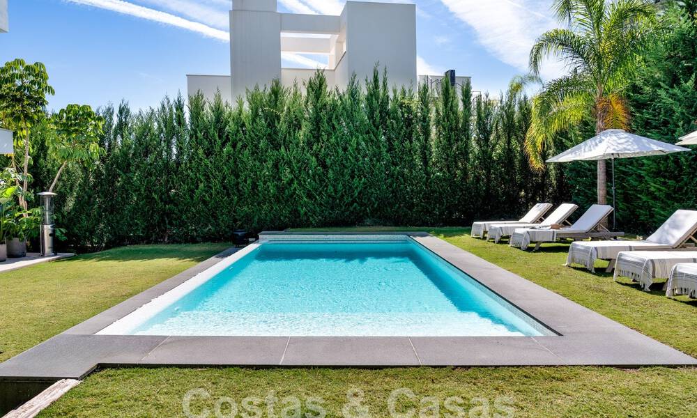 Villa de luxe moderne à vendre dans un style architectural contemporain, à quelques minutes à pied de Puerto Banus, Marbella 59650