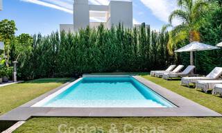 Villa de luxe moderne à vendre dans un style architectural contemporain, à quelques minutes à pied de Puerto Banus, Marbella 59650 